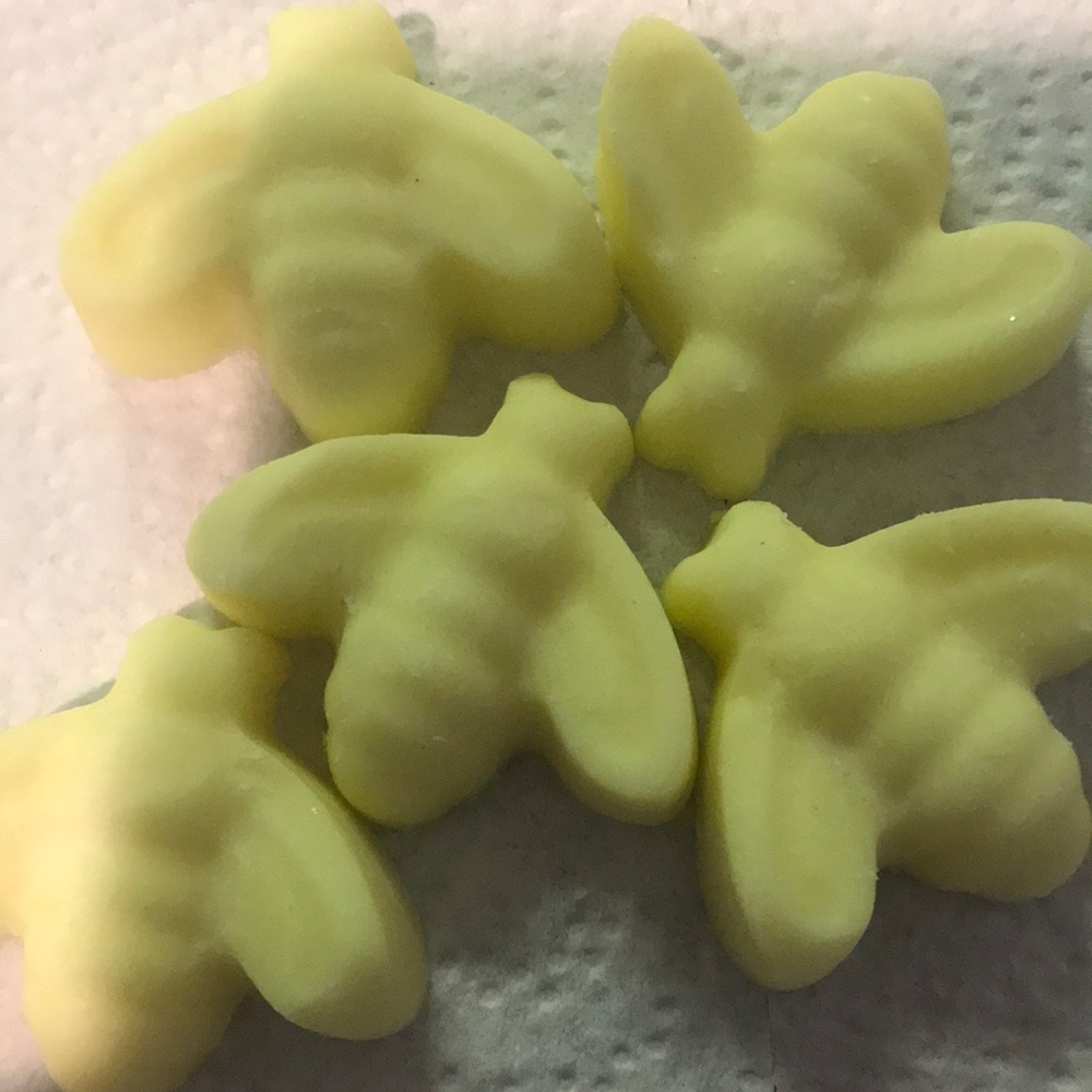 Bee Shaped Soy Wax Melts In Sliced Pineapple